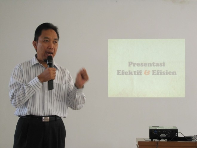 Pelatihan teknik menulis dan presentasi (Universitas Andalas, 2013)