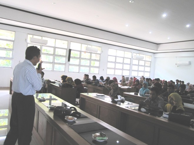 Pelatihan teknik menulis dan presentasi (Universitas Andalas 2013)